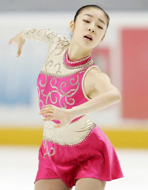 Thành công của Kim Yu-Na bắt đầu từ mẹ, bà Park Mi Hee. Từng bất thành với giấc mơ trở thành một VĐV trượt băng nghệ thuật khi còn trẻ, bà hết sức vun đắp cho sự nghiệp của Kim.